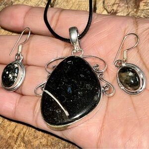 Turitella Agate Pendant & Earrings Set